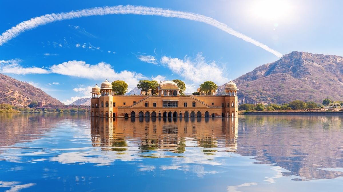 FOTO: Indický palác stojí uprostřed jezera. Cesta k němu nevede